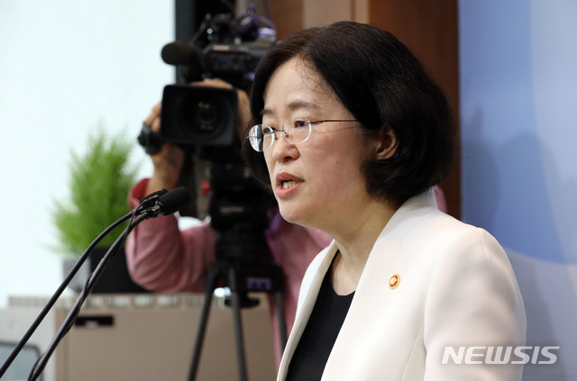 [세종=뉴시스] 강종민 기자 = 조성욱 공정거래위원회 위원장이 28일 오전 정부세종청사에서 온라인 플랫폼 공정화법(온라인 플랫폼 중개 거래의 공정화에 관한 법률) 제정안의 취지와 방향에 대해 설명하고 있다. 2020.09.28. ppkjm@newsis.com