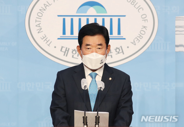 [서울=뉴시스] 김진아 기자 = 더불어민주당 국가경제자문회의 의장에 위촉된 김진표 의원이 28일 서울 여의도 국회 소통관에서 국가경제자문회의 발족 관련 기자회견을 하고 있다. 2020.9.28. bluesoda@newsis.com