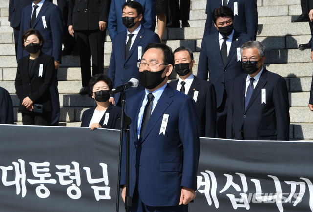 [서울=뉴시스] 김진아 기자 = 주호영 국민의힘 원내대표가 28일 서울 여의도 국회 본청 앞에서 열린 북한의 우리 국민 학살 만행 규탄 긴급의원총회에서 규탄발언을 하고 있다.  (공동취재사진) 2020.09.28.  photo@newsis.com