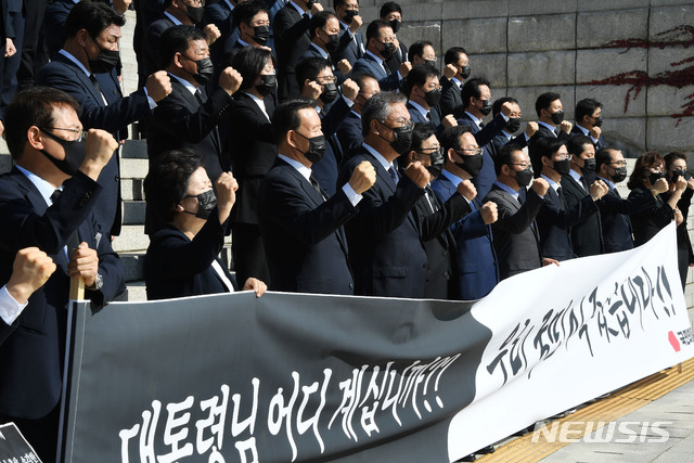 [서울=뉴시스] 김진아 기자 = 국민의힘 주호영 원내대표와 소속 의원들이 28일 서울 여의도 국회 본청 앞에서 북한의 우리 국민 학살 만행 규탄 긴급의원총회를 열고 진상규명을 촉구하고 있다. (공동취재사진) 2020.09.28.&nbsp; photo@newsis.com