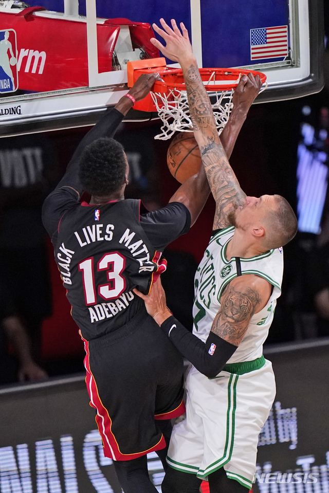 [레이크부에나비스타=AP/뉴시스] 미국프로농구(NBA) 마이애미 히트의 밤 아데바요(사진 왼쪽)가 28일(한국시간) 미국 플로리다주 올랜도의 어드벤트헬스 아레나에서 열린 보스턴 셀틱스와의 2019~2020 NBA 동부콘퍼런스 결승(7전4선승제) 6차전에서 덩크슛을 넣고 있다. 2020.09.28