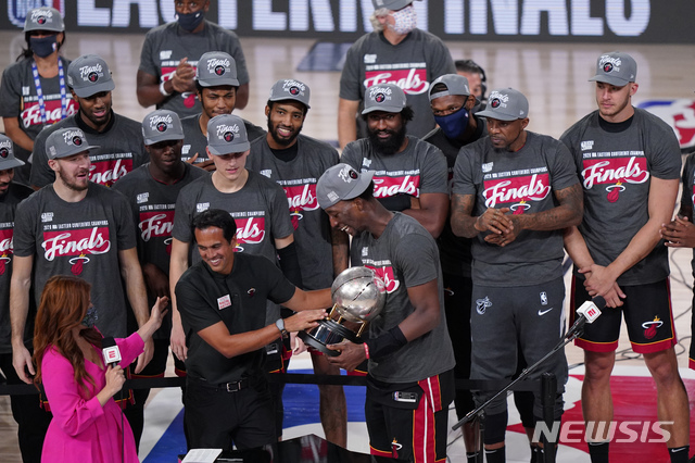 [레이크부에나비스타=AP/뉴시스] 마이애미 히트 선수단이 28일(한국시간) 미국 플로리다주 올랜도의 어드벤트헬스 아레나에서 열린 보스턴 셀틱스와의 2019~2020 미국프로농구(NBA) 동부콘퍼런스 결승(7전4선승제) 6차전에서 125-113으로 승리, 동부콘퍼런스 우승을 확정한 뒤 트로피를 받고 있다. 2020.09.28