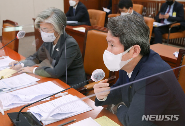 [서울=뉴시스] 최동준 기자 = 이인영 통일부 장관이 28일 오전 서울 여의도 국회에서 열린 외교통일위원회 전체회의에서 의원들의 질의에 답변하고 있다. (공동취재사진) 2020.09.28. photo@newsis.com