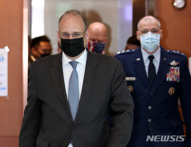 [서울=뉴시스] 박주성 기자 = 마셜 빌링슬리 미 국무부 군비통제 대통령 특사가 28일 오전 서울 도렴동 외교부 청사에서 함상욱 외교부 다자외교조정관과 면담을 마친 후 청사를 나서고 있다. 2020.09.28. park7691@newsis.com