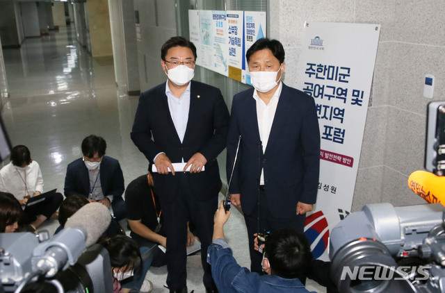 [서울=뉴시스] 김진아 기자 = 김영진 더불어민주당 원내수석부대표와 김성원 국민의힘 원내수석부대표가 28일 오후 서울 여의도 국회의원회관에서 여야 원내수석 회동을 마치고 브리핑하고 있다. (공동취재사진) 2020.09.28.&nbsp; photo@newsis.com