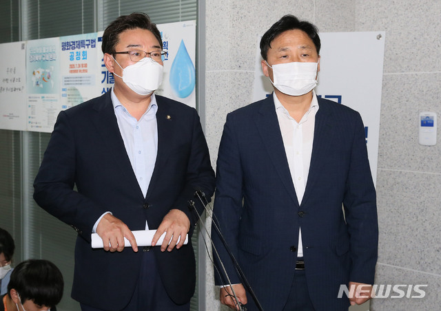 [서울=뉴시스] 김진아 기자 = 김영진 더불어민주당 원내수석부대표와 김성원 국민의힘 원내수석부대표가 28일 오후 서울 여의도 국회의원회관에서 여야 원내수석 회동을 마치고 브리핑하고 있다. (공동취재사진) 2020.09.28. photo@newsis.com