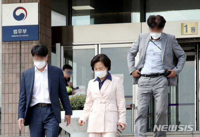 [과천=뉴시스]김병문 기자 = 추미애 법무부 장관이 28일 오후 경기 과천 법무부에서 법무검찰개혁위원회 감사패 수여식을 마친 후 청사를 나서고 있다. 2020.09.28.&nbsp; dadazon@newsis.com