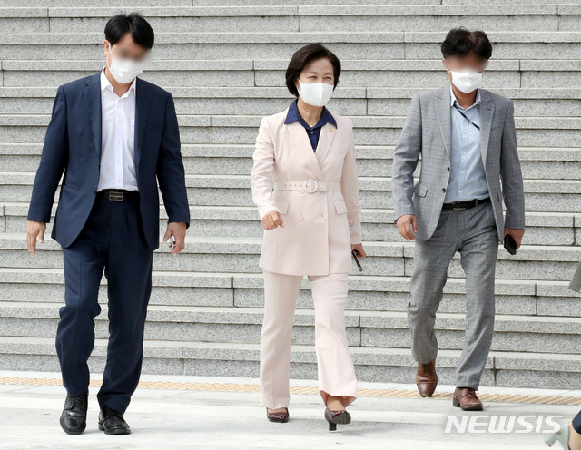 [과천=뉴시스]김병문 기자 = 추미애 법무부 장관이 28일 오후 경기 과천 법무부에서 법무검찰개혁위원회 감사패 수여식을 마친 후 청사를 나서고 있다. 2020.09.28.&nbsp; dadazon@newsis.com