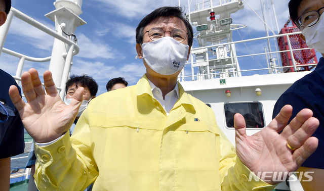 [목포=뉴시스] 류형근 기자 = 문성혁 해양수산부 장관이 28일 오후 전남 목포시 서해어업관리단 전용부두를 찾아 피격 실종된 서해어업관리단 공무원이 승선해 있었던 어업지도선 무궁화10호와 비슷한 선박 무궁화29호에 승선해 시설을 살펴보고 있다. 2020.09.28. hgryu77@newsis.com