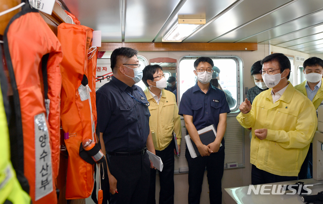 [목포=뉴시스] 류형근 기자 = 문성혁 해양수산부 장관이 28일 오후 전남 목포시 서해어업관리단 전용부두를 찾아 피격 실종된 서해어업관리단 공무원이 승선해 있었던 어업지도선 무궁화10호와 비슷한 선박 무궁화29호에 승선해 단속장비를 살펴보고 있다. 2020.09.28. hgryu77@newsis.com
