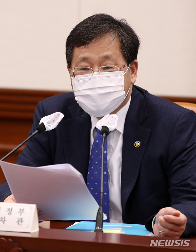 [서울=뉴시스] 박주성 기자 = 안일환 기획재정부 제2차관이 28일 오후 서울 세종로 정부서울청사에서 열린 제21차 재정관리점검회의에서 모두발언을 하고 있다. 2020.09.28. park7691@newsis.com