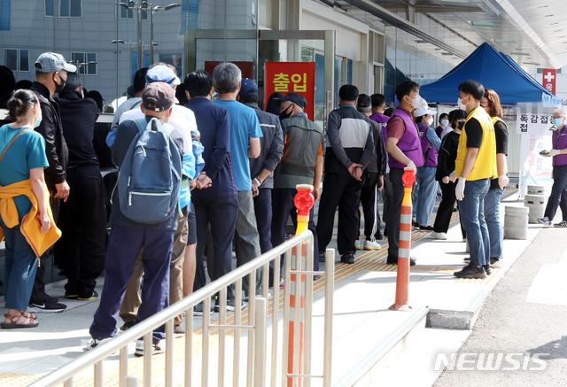 [인천=뉴시스] 이종철 기자 = 인천시가 신종 코로나바이러스 감염증(코로나19)과 다가오는 겨울철 독감의 동시 유행을 대비해 노숙인과 자활쉼터 이용자 등 취약계층에게 독감 백신 무료 접종을 실시하는 가운데 28일 인천시 동구 인천의료원 앞에서 쉼터 이용자들이 독감접종을 하기 위해 대기하고 있다. 2020.09.28.&nbsp; jc4321@newsis.com