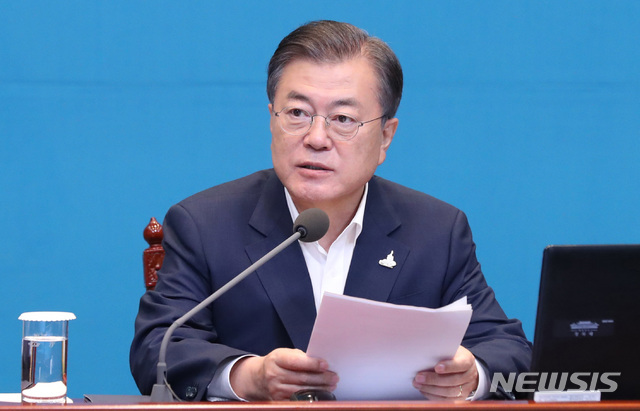 [서울=뉴시스]박영태 기자 = 문재인 대통령이 28일 오후 청와대 여민관에서 열린 수석·보좌관회의에 참석해 모두발언을 하고 있다. 2020.09.28.since1999@newsis.com