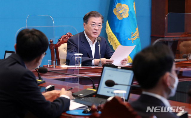 [서울=뉴시스]박영태 기자 = 문재인 대통령이 28일 오후 청와대 여민관에서 열린 수석·보좌관회의에 참석해 모두발언을 하고 있다. 2020.09.28.since1999@newsis.com