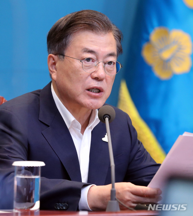 [서울=뉴시스]박영태 기자 = 문재인 대통령이 28일 오후 청와대 여민관에서 열린 수석·보좌관회의에 참석해 모두발언을 하고 있다. 2020.09.28. since1999@newsis.com