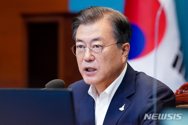 [서울=뉴시스]박영태 기자 = 문재인 대통령이 28일 오후 청와대 여민관에서 열린 수석·보좌관회의에 참석해 모두발언을 하고 있다. 2020.09.28. since1999@newsis.com