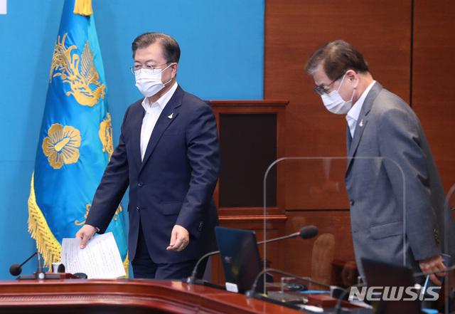 [서울=뉴시스]박영태 기자 = 문재인 대통룡이 28일 오후 청와대 여민관에서 열린 수석·보좌관회의에 참석하고 있다. 오른쪽은 서훈 국가안보실장. 2020.09.28.since1999@newsis.com