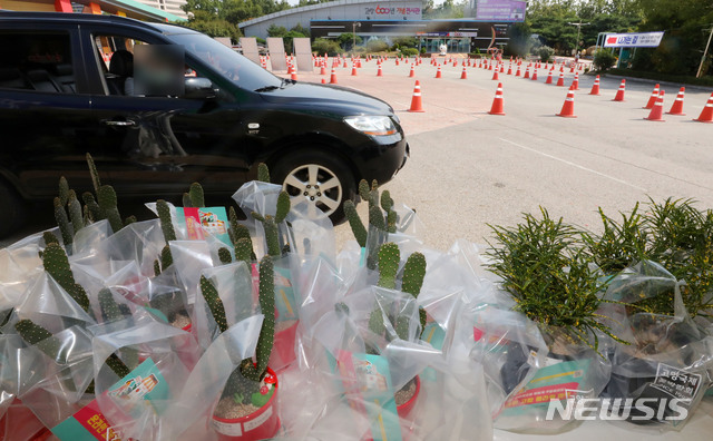 [고양=뉴시스]배훈식 기자 = 신종 코로나바이러스 감염증(코로나19) 확산 방지를 위한 드라이브 스루 플라워 마켓이 열린 28일 오후 경기 고양시 고양꽃전시관에서 한 시민이 차량을 이용해 꽃을 구매하고 있다. 2020.09.28. dahora83@newsis.com