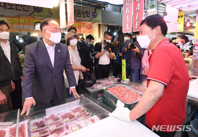 [서울=뉴시스]홍남기 부총리 겸 기획재정부 장관이 28일 추석명절을 맞아 서울 강북구 소재 수유마을시장을 방문, 주요 농수산물 가격 및 시장 동향을 점검하는 등 장보기와 함께 상인들을 격려하며 대화를 나누고 있다. (사진=기획재정부 제공) 2020.09.28. photo@newsis.com