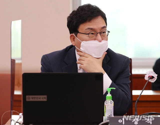 [서울=뉴시스]김선웅 기자 = 이상직 무소속 의원. (공동취재사진) 2020.09.28. photo@newsis.com