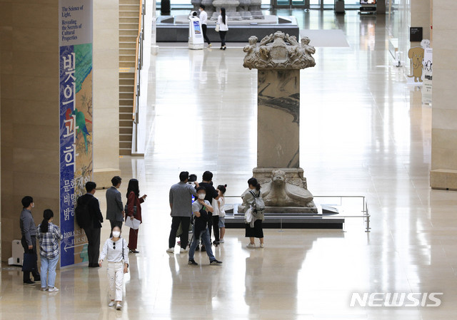 [서울=뉴시스] 박민석 기자 = 관람객들이 27일 서울 용산구 국립중앙박물관애서 문화재를 관람하고 있다. 중앙재난안전대책본부의 결정에 따라 수도권 23개 소속 박물관·미술관·도서관과 11개 국립공연장은 시설물 소독, 사전예약 등 준비과정을 거쳐 재개관한다. 2002.09.28. mspark@newsis.com