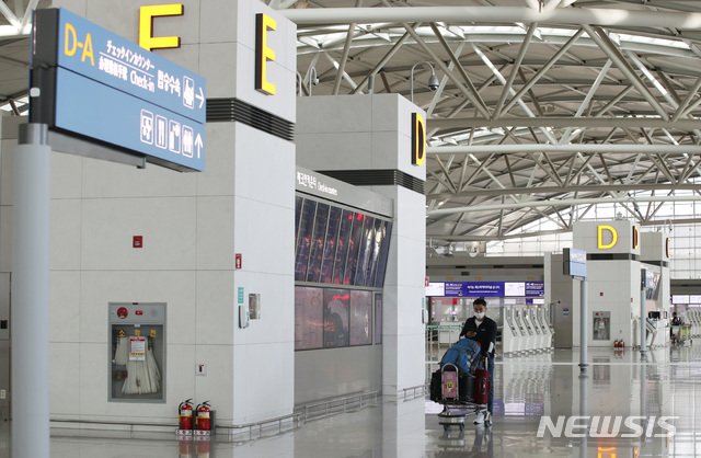 [인천공항=뉴시스] 박미소 기자 = 추석을 이틀 앞둔 28일 오후 인천국제공항 1터미널이 한산한 모습을 보이고 있다. 인천국제공항공사에 따르면 29일부터 4일까지의 이용객은 4만 5970명으로 이는 전년 대비 95.7% 감소한 수치다.  2020.09.28.  misocamera@newsis.com