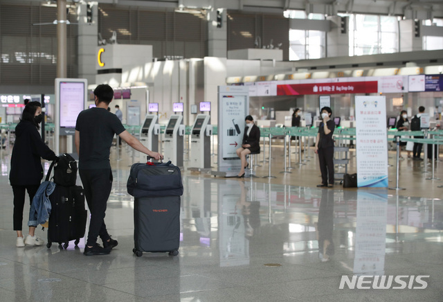 [인천공항=뉴시스] 박미소 기자 = 추석을 이틀 앞둔 28일 오후 인천국제공항 1터미널이 한산한 모습을 보이고 있다. 인천국제공항공사에 따르면 29일부터 4일까지의 이용객은 4만 5970명으로 이는 전년 대비 95.7% 감소한 수치다.&nbsp; 2020.09.28.&nbsp; misocamera@newsis.com