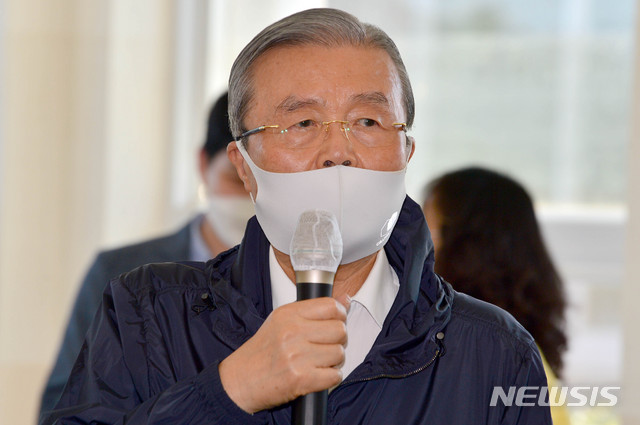 [구례=뉴시스] 변재훈 기자 = 김종인 국민의힘 비상대책위원장이 28일 오후 전남 구례군 구례읍 종합사회복지관에서 집중호우 수해 현황 브리핑이 끝난 뒤 발언하고 있다. 2020.09.28.wisdom21@newsis.com