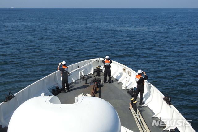 [서울=뉴시스]해경이 28일 오후 인천 소청도 인근 해상에서 해앙수산부 공무원 북한 총격 사망 사고와 관련해 수색작업을 벌이고 있다. (사진=해양경찰청 제공) 2020.09.28. photo@newsis.com