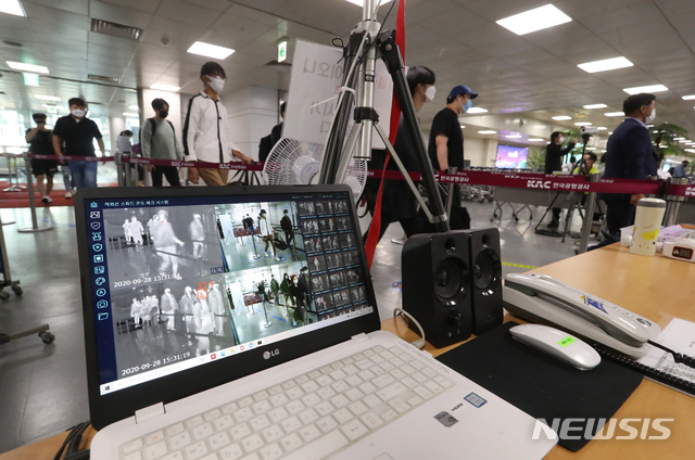 [제주=뉴시스]우장호 기자 = 추석 연휴를 이틀 앞둔 지난 28일 오후 제주공항 국내선입국장에 관광객들이 신종 코로나바이러스 감염증(코로나19) 확산 방지를 위한 발열 검사대를 통과하고 있다. 2020.09.30. woo1223@newsis.com