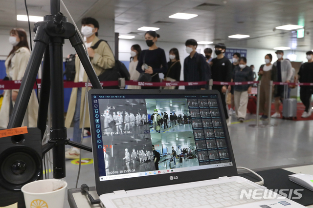 [제주=뉴시스]우장호 기자 = 추석 연휴를 이틀 앞둔 28일 오후 제주공항 국내선입국장에 관광객들이 신종 코로나바이러스 감염증(코로나19) 확산 방지를 위한 발열 검사대를 통과하고 있다. 2020.09.28. woo1223@newsis.com