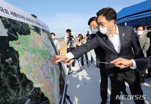 [세종=뉴시스]강종민 기자 = 더불어민주당 우원식 행정수도완성추진단장과 박범계 의원 등 국가균형발전 및 행정수도 완성 TF 위원들이 28일 오후 세종시 어진동 세종국회의사당 후보지를 찾아 이춘희 세종시장에게 부지에 대한 설명을 듣고 있다. 2020.09.28. ppkjm@newsis.com