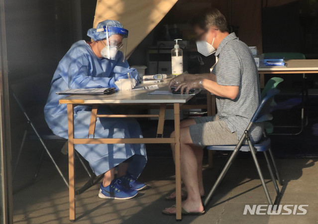 [서울=뉴시스] 박민석 기자 = 한 시민이 28일 오후 서울 용산구 용산구보건소 신종 코로나바이러스 감염증(코로나19) 선별진료소에서 접수를 하고 있다. 2020.09.28.&nbsp; mspark@newsis.com