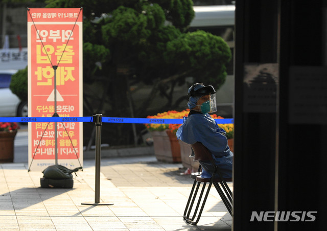 [서울=뉴시스] 박민석 기자 = 의료진이 28일 오후 서울 용산구 용산구보건소 신종 코로나바이러스 감염증(코로나19) 선별진료소에서 코로나19 검사를 받는 시민들을 기다리고 있다. 2020.09.28. mspark@newsis.com