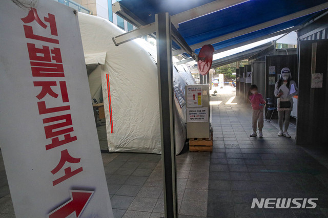 [서울=뉴시스] 박민석 기자 = 시민들이 28일 오후 서울 용산구 용산구보건소 신종 코로나바이러스 감염증(코로나19) 선별진료소에서 코로나19 검사를 받기 위해 이동하고 있다. 2020.09.28.&nbsp; mspark@newsis.com