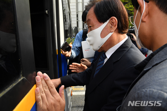 [서울=뉴시스] 최진석 기자 = '광복절 집회 공모 혐의'를 받고 있는 김경재 전 한국자유총연맹 총재가 28일 서초구 서울중앙지법에서 집시법 위반 등의 혐의로 구속 전 피의자 심문(영장실질심사)을 받은 뒤 호송차로 이동하고 있다. 2020.09.28. photo@newsis.com