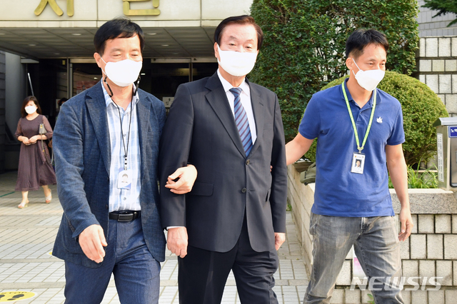 [서울=뉴시스] 최진석 기자 = '광복절 집회 공모 혐의'를 받고 있는 김경재 전 한국자유총연맹 총재가 지난 9월28일 서초구 서울중앙지법에서 집시법 위반 등의 혐의로 구속 전 피의자 심문(영장실질심사)을 받은 뒤 호송차로 이동하고 있다. 2020.09.28. photo@newsis.com