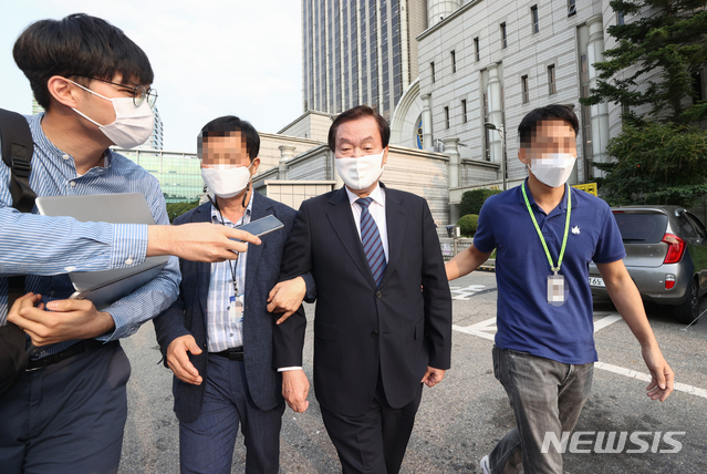 [서울=뉴시스] 최진석 기자 = '광복절 집회 공모 혐의'를 받고 있는 김경재 전 한국자유총연맹 총재가 28일 서초구 서울중앙지법에서 집시법 위반 등의 혐의로 구속 전 피의자 심문(영장실질심사)을 받은 뒤 호송차로 이동하고 있다. 2020.09.28. photo@newsis.com