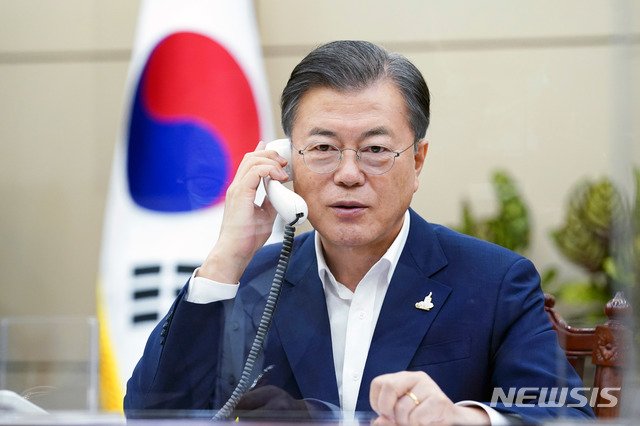 [서울=뉴시스] 박영태 기자 =문재인 대통령이 28일 청와대 여민관에서 블라디미르 푸틴 러시아 대통령과 통화하고 있다. (사진=청와대 제공) 2020.09.28.&nbsp; photo@newsis.com