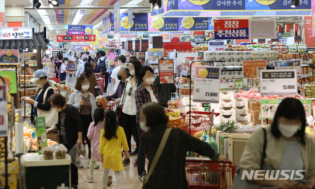 [서울=뉴시스] 조수정 기자 = 추석 연휴를 이틀 앞둔 28일 오후 서울 중구 봉래동 롯데마트 서울역점 선물세트와 청과, 식료품 코너에서 소비자들이 물품을 고르고 있다. 2020.09.28.  chocrystal@newsis.com