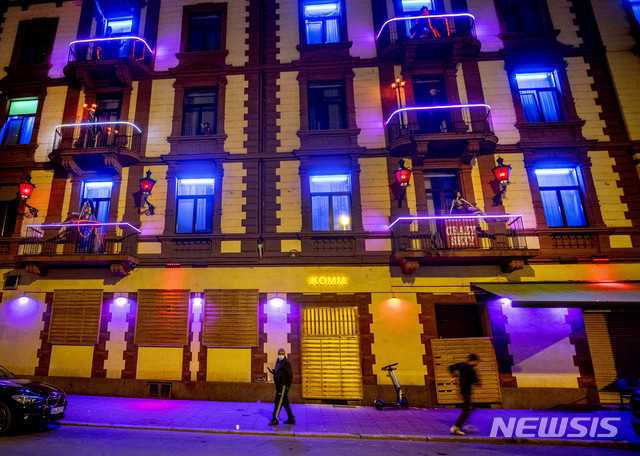 [AP/뉴시스] 독일 프랑크푸르트 홍등가의 매음 집단시설의 2020년 9월 말 모습. 불은 환히 커져 있으나 문을 닫았으며 창문에 바리케이드가 쳐져 있다. 코로나 방역으로 개장이 금지되었다