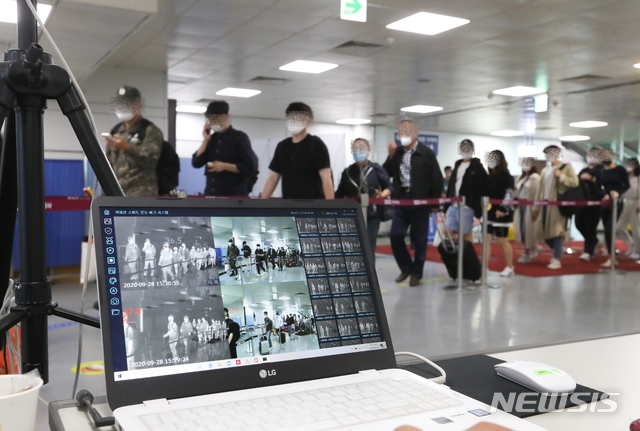 [제주=뉴시스]우장호 기자 = 지난 28일 오후 제주공항 국내선입국장에 관광객들이 신종 코로나바이러스 감염증(코로나19) 확산 방지를 위한 발열 검사대를 통과하고 있다. 2020.09.28. woo1223@newsis.com&nbsp; 