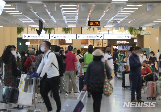 [제주=뉴시스]우장호 기자 = 제주공항 1층 국내선 도착 대합실이 관광객로 붐비고 있다. 2020.09.28. woo1223@newsis.com&nbsp; 