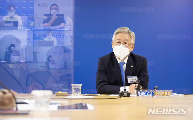 [수원=뉴시스] 28일 오후 경기도청 신관 2층 상황실에서 이재명 경기도지사가 주관하고 31개 시·군 보건소장 및 정신건강복지센터장이 영상으로 참석하는 경기도 정신건강위기 대응 강화 토론회가 진행됐다.(사진=경기도 제공)