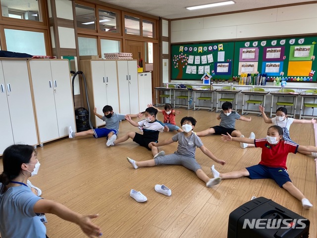 [안동=뉴시스] 방과후학교 순회강사가 운영하고 있는 청송 파천초등학교의 댄스교실. (사진=경북교육청 제공) 2020.09.29
