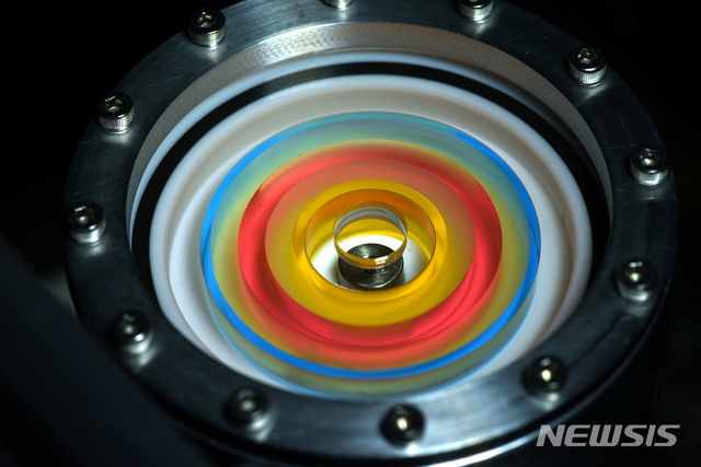 [대전=뉴시스] 서로 다른 용매가 채워진 회전하는 원통. 회전하는 시스템에 투명한 용매와 서로 다른 색깔로 염색한 용매들이 번갈아 쌓여 있다. 가장 바깥쪽 용매가 가장 무거운 용매다.