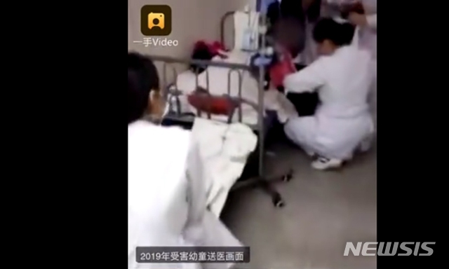 [서울=뉴시스]중국의 한 보육교사가 어린이 25명에게 독극물을 먹여 그중 1명을 숨지게 한 혐의로 사형을 선고받았다고 중국 관영 언론이 29일 보도했다. 지난해 3월27일 허난(河南)성 자오쭤(焦作)의 한 병원에서 독극물에 중독된 어린이들이 치료받고 있다. <사진출처 : 중 환추스바오> 2020.9.29