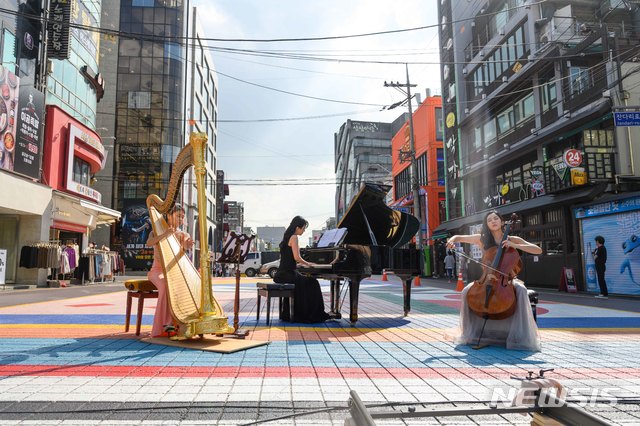 [서울=뉴시스]28일 '홍대거리' 편 촬영 현장(사진=마포문화재단 제공)2020.10.02. photo@newsis.com