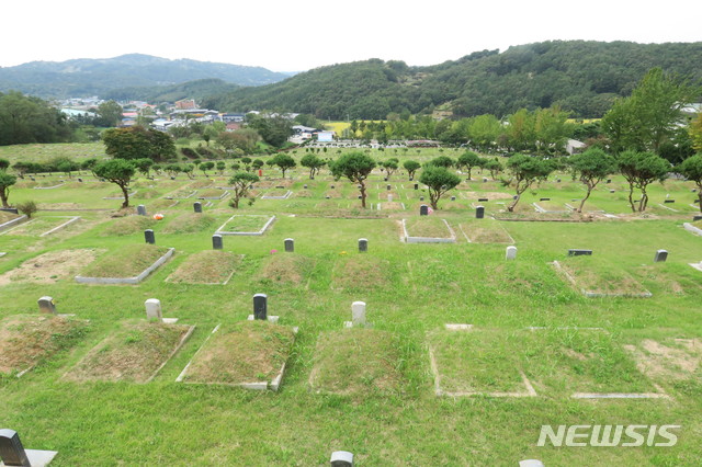 [파주=뉴시스] 이호진 기자 = 파주시 광탄면 서울특별시립 용미리제2묘지. 추석연휴 하루 전임에도 한산하다. 2020.09.29. asake@newsis.com