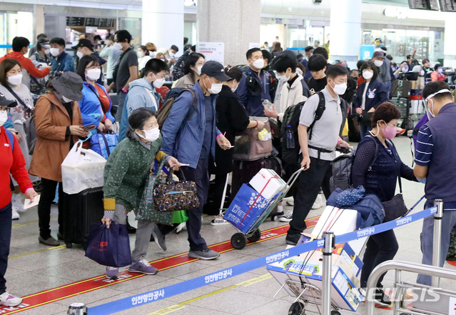 [인천=뉴시스] 29일 오전 인천시 중구 연안여객터미널에 입도객들로 붐비고 있다. (사진=뉴시스DB) 2020.09.29. photo@newsis.com